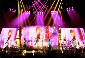 五月天《人生无限公司》巴黎开唱 “音乐教父”李宗盛力挺越过《山丘》