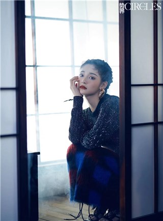 周洁琼雀斑妆新片曝光 复古灵动展少女气息
