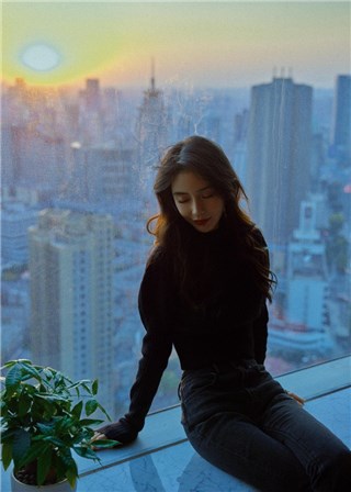 angelababy一身黑loc秀性感腰线  黑发红唇美艳撩人