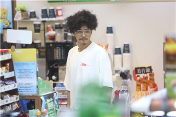 罗志祥顶“爆炸头”在便利店