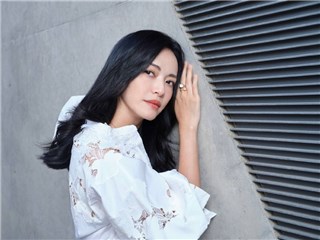 姚晨镂空白色长裙尽显曼妙身姿  披肩黑发红唇点缀美艳动人