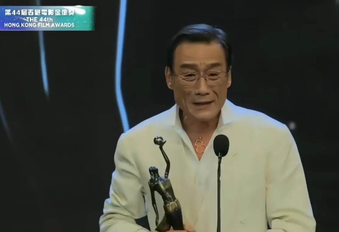 梁家辉第五次斩获金像奖影帝 台上哽咽谢妻后台幽默“嘴硬”