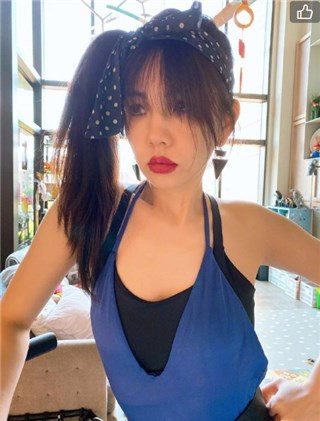 Ella连体健身衣秀好身材意外撞脸泫雅  粉丝赞40岁状态真好
