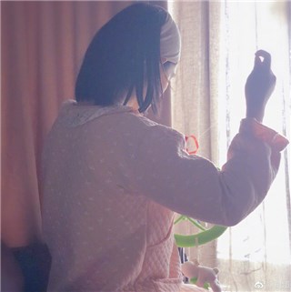 谢娜穿针引线居家风曝光 透露掌镜人是位女演员