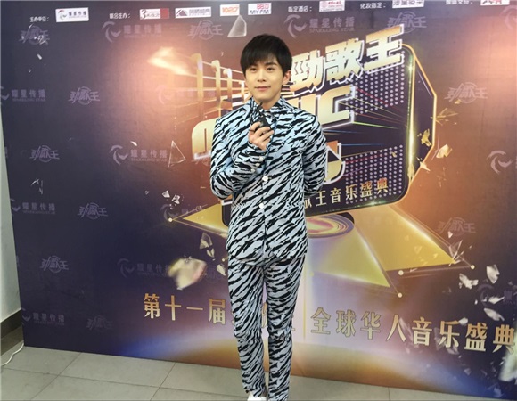 反被撩!武艺放福利晒浴袍照反遭歌迷调戏