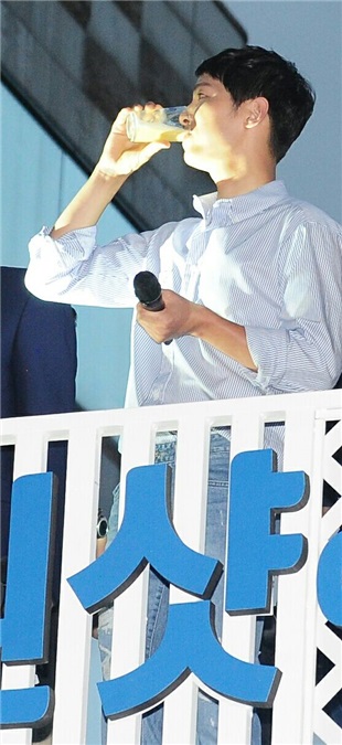 宋仲基出席新村啤酒节活动 标志温暖笑容「你们的老公」依然帅