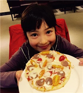 夏天与家人一起做披萨 洗手顽皮玩泡泡