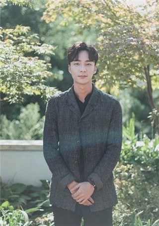 去年卷入淫照偷拍事件  Roy Kim自荐入伍韩国海军陆战队