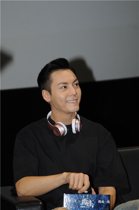 汪铎镜框造型出席《爵迹》上海见面会 陈伟霆挂耳机嘻哈风型格潮男