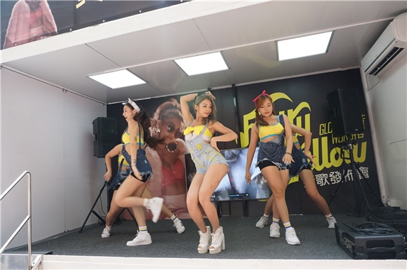 黄榕跳唱歌《Melty Yellow》首播巡游