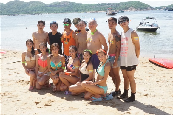 Bob、梁烈唯、吴业坤、范振锋、陈婉衡、刘温馨等为TVB《Big Boys荡漾夏水礼》外景拍摄