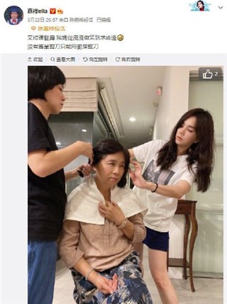 Ella拿厨房剪刀给妈妈剪头发 画面逗趣妈妈微笑秒变愁脸