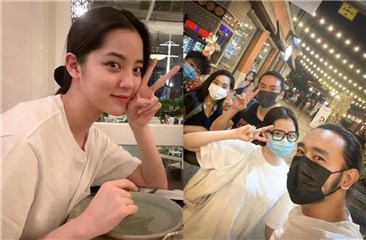 欧阳娜娜干爹是他！灿笑合影「泰版林志颖」