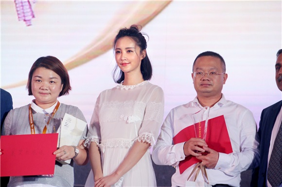 张歆艺丸子头亮相元气十足 嘟嘴搞怪表情包齐上线