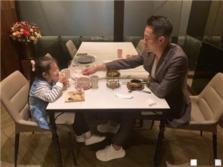 女儿奴汪小菲与爱女「约会」 小玥儿甜笑模样像极妈妈