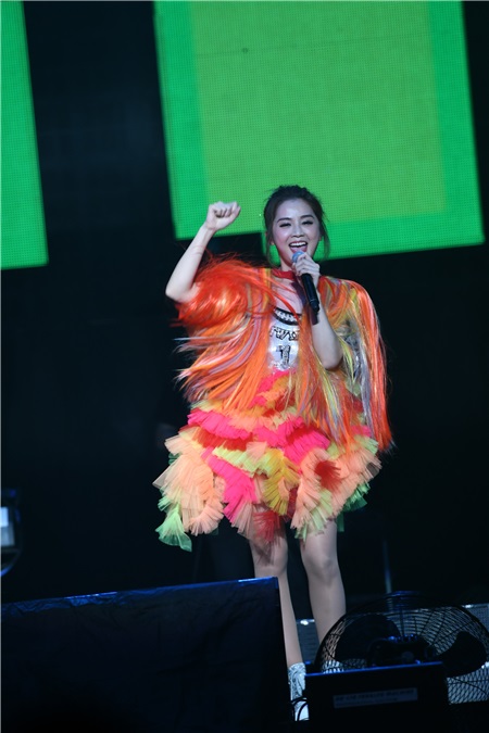 Twins上海演唱会万人大合唱 粉红闺蜜装仙女下凡