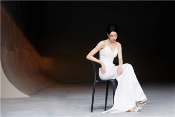 迪丽热巴一袭珍珠白抹胸长裙  婀娜身姿侧颜绝美