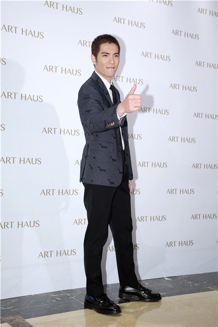 杨丞琳与萧敬腾为《ART HAUS》开幕剪彩