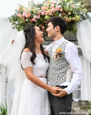 凤小岳简办婚礼 孩子的母亲笑得开怀