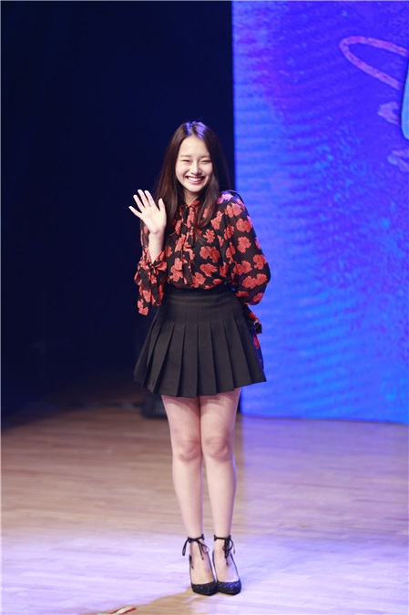 Kriesha Tiu办出道showcase 展华丽舞台表现力