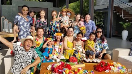 袁咏仪应采儿定dresscode 一群明星家庭穿的花花绿绿出游