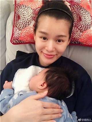胡杏儿为儿子举办百天宴 晒一家三口全家福超温馨
