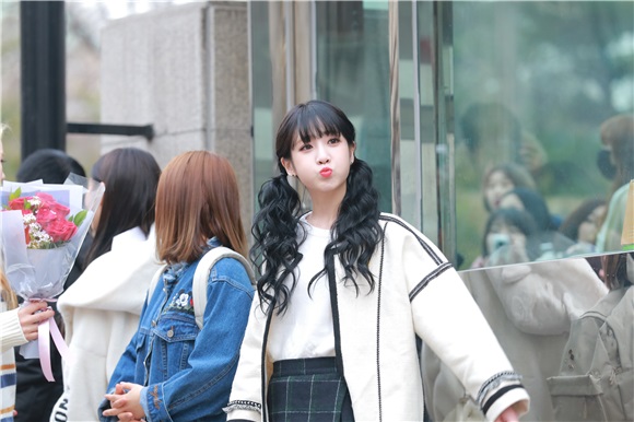 《音乐银行》上班路组图 GFRIEND‧BTOB等亮相