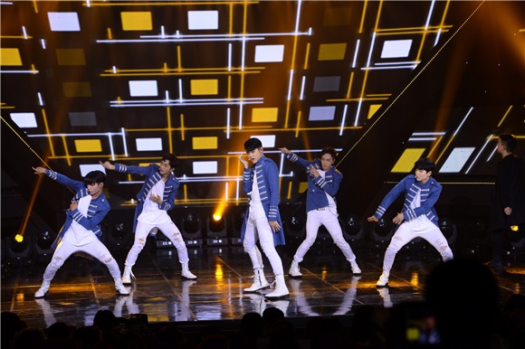 31日晚间,韩国SBS电视台音乐节目「The Show」