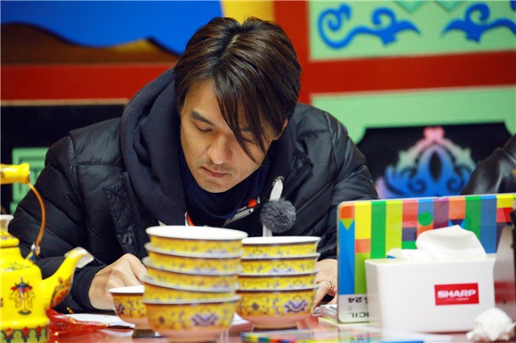 冯德伦变身苦力青年 网友:依旧帅的很有味道