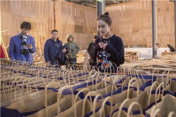 张佳宁微博发声「今天有点暖」 感谢粉丝不顾严寒为剧组应援