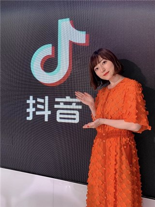 花泽香菜直播品尝“香菜料理”，抖音上演二次元狂欢夜！