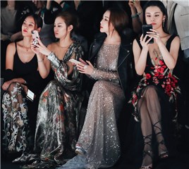 杜若溪头排看秀