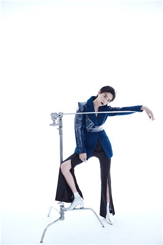 李斯丹妮2019时尚大片曝光  完美驾驭“中毒色”口红