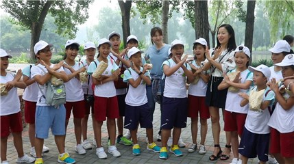 江一燕跟孩子们高喊“没有买卖,就没有伤害”