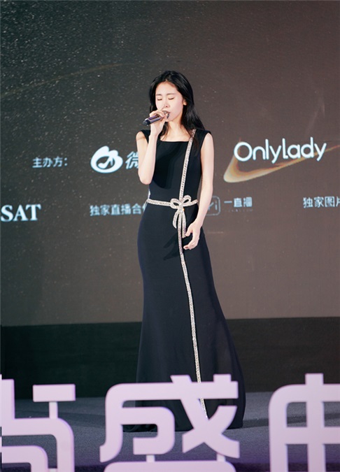 张碧晨黑色长裙闪耀微博时尚盛典 斩获「年度最具时尚影响力歌手」