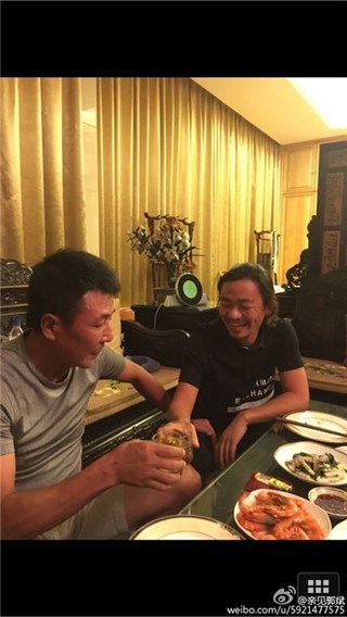 王宝强约会王楠老公露笑容 兄弟相见把酒言欢