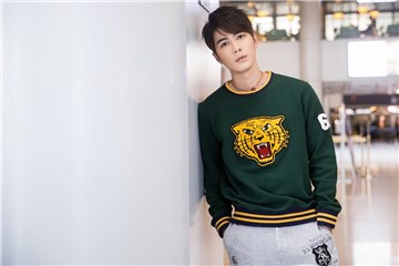 陈学冬启程纽约时装周  轻装上阵尽显休闲帅气