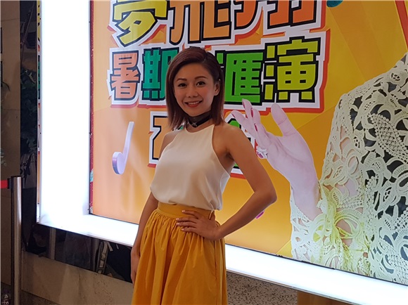 薜家燕出席艺术中心暑期大汇演
徐小鳯
现身支持