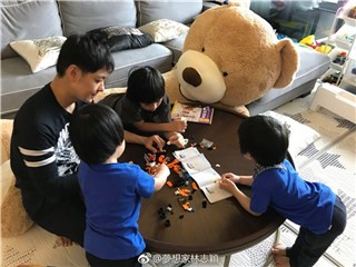 林志颖晒小时候与小儿子的对比照 笑称像抱着小时候的自己