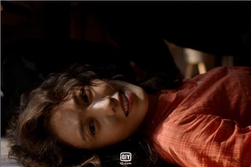 《谁是凶手》赵丽颖扮神秘心理医师内心难猜透　被肖央带至坠楼案现场庆生仍面不改色
