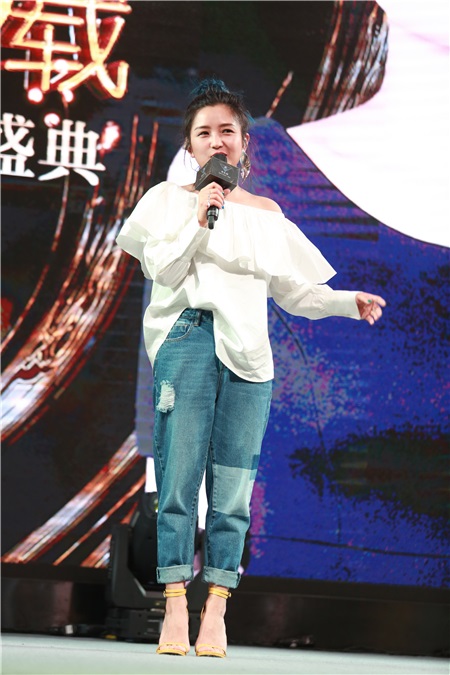何洁着露肩装性感优雅 开怀大笑一秒破功