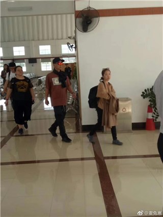照片中的“山鸡哥”霸气不再