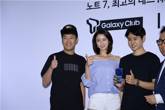 朴明秀与Hello Venus娜拉出席三星发布活动