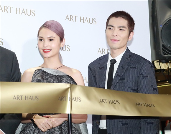 杨丞琳与萧敬腾为《ART HAUS》开幕剪彩