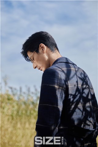 刘畅《SIZE潮流生活》杂志大片 於秋日湖畔寻片刻宁静