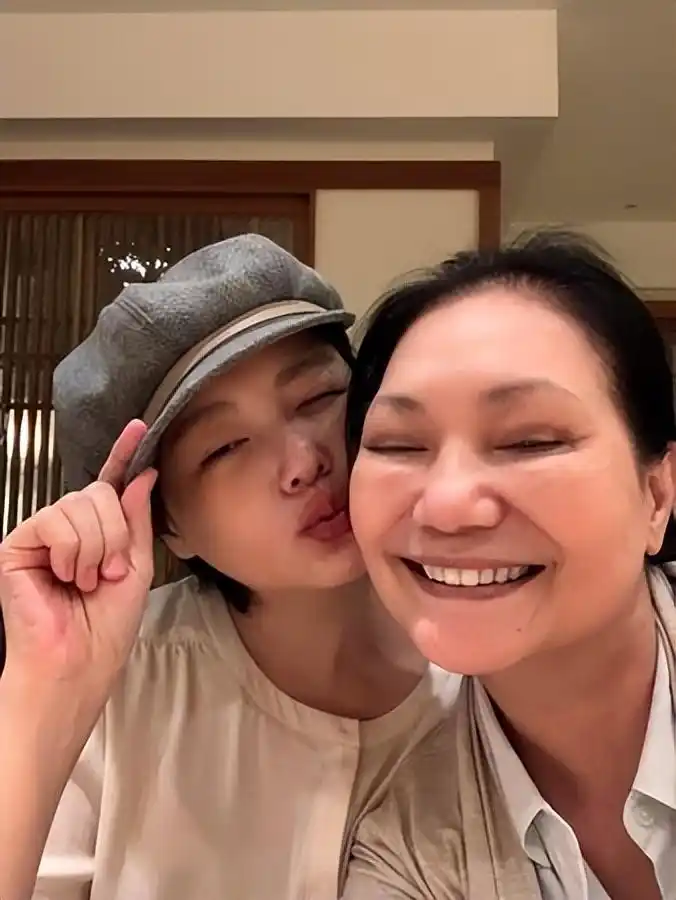 S妈痛失爱女肝肠寸断!小S搬离帝宝豪宅 入住大S旧宅贴身陪伴母亲