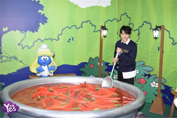 胡宇威参观蓝色小精灵特展