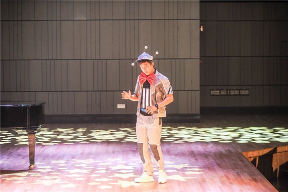 邓超外星卖艺大秀机械舞 暖心粑粑上演生死时速