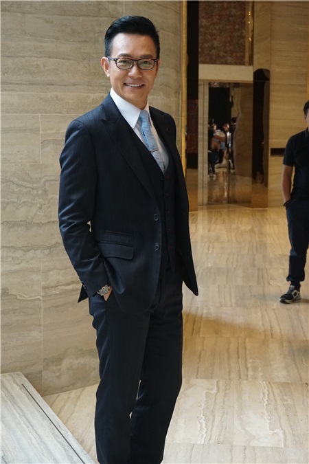 陈松龄、张兆辉为TVB剧集《全职没女》拍摄片头片尾