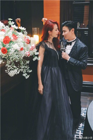 47岁蔡少芬红发造型妩媚动人  狂喷女人味颜值美回港姐时期